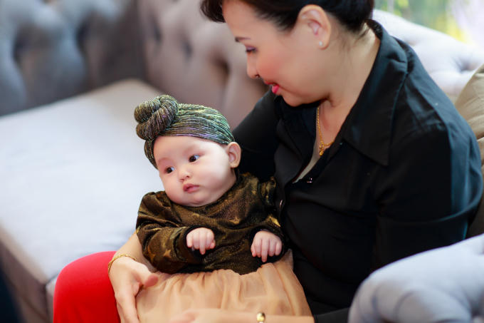 Hồng Quế lần đầu đưa con gái đi event