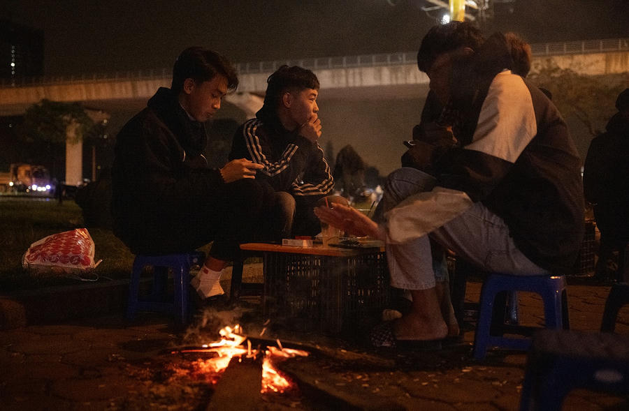 Trên nhiều tuyến phố Thủ đô như: Hồ Tùng Mậu; Lê Đức Thọ; Cầu Giấy;... người dân đốt những đống lửa lớn ngay trên vỉa hè để sưởi ấm.