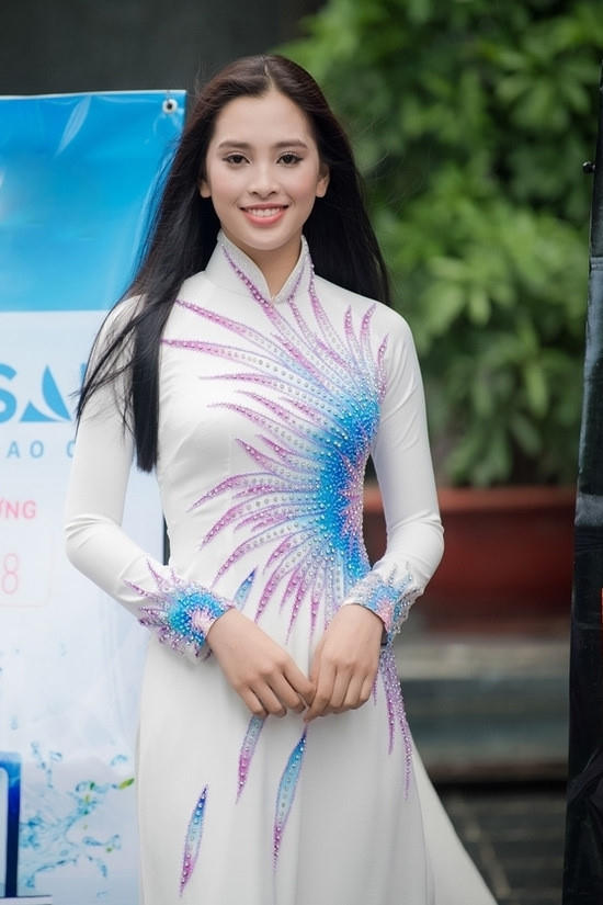 Ngay từ khi đến với vòng thi sơ tuyển trong trang phục áo dài, Trần Tiểu Vy đã gây ấn tượng bởi vẻ đẹp sắc nét, nhưng vẫn dịu dàng, nền nã. Cô gái quê Quảng Nam không gây chú ý trên mạng, hay tham gia các cuộc thi sắc đẹp dành cho tuổi teen như những thí sinh khác, nên thông tin về Tiểu Vy không nhiều. Cũng chính vì điều này, cô được nhiều người cho là nhân tố bí ẩn của Hoa hậuViệt Nam 2018.