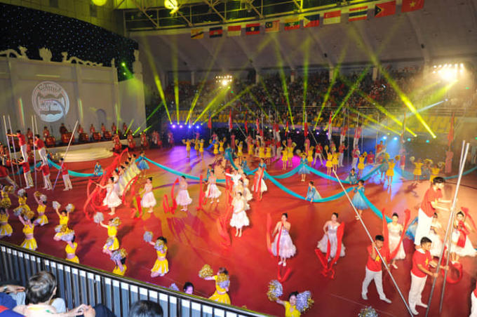 khai mạc có sự tham dự của gần 200 ca sĩ, diễn viên, nhạc công kết hợp với công nghệ trình chiếu và ánh sáng hiện đại.