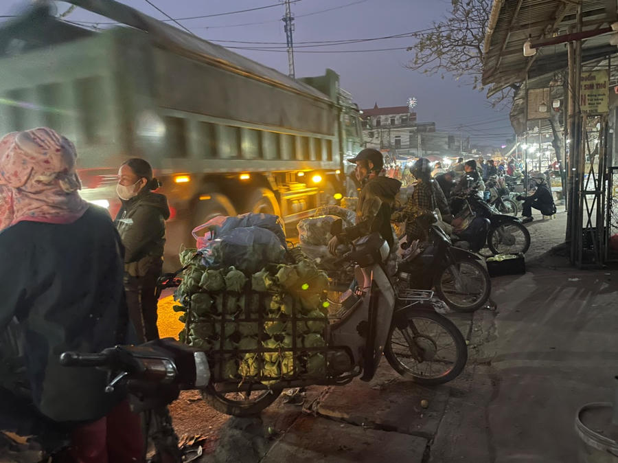 Tình trang lấn chiếm, lề đường gây ùn tác giao thông, mất an ninh trên địa bàn và tiềm ẩn nguy cơ tai nạn giao thông.