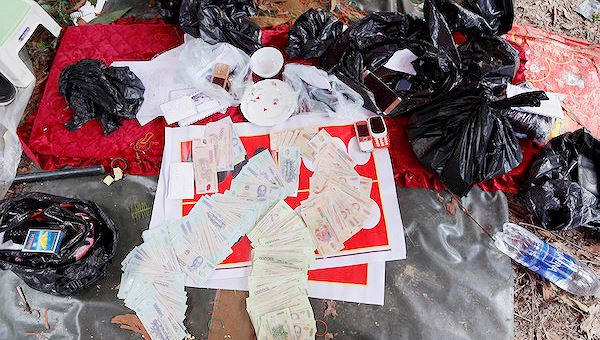 Hơn 230 triệu đồng tang vật bị thu giữ. 