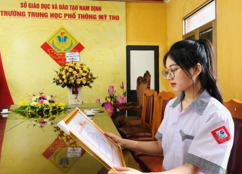 Nữ sinh Phạm Quỳnh Anh vui mừng đón nhận Bằng khen.
