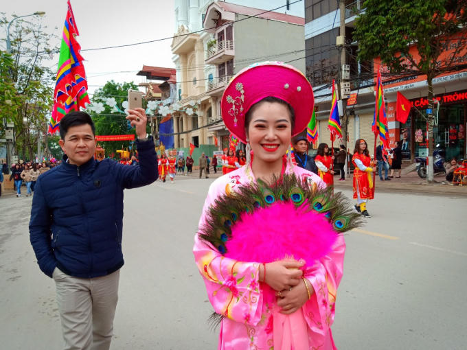 Nam thanh nữ tú xứ Lạng đi dự hội.