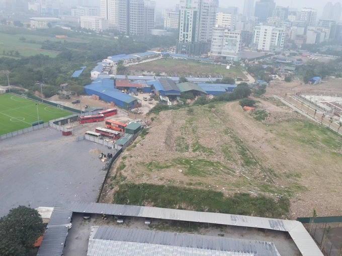 Phế thải xây dựng chất cao như núi.