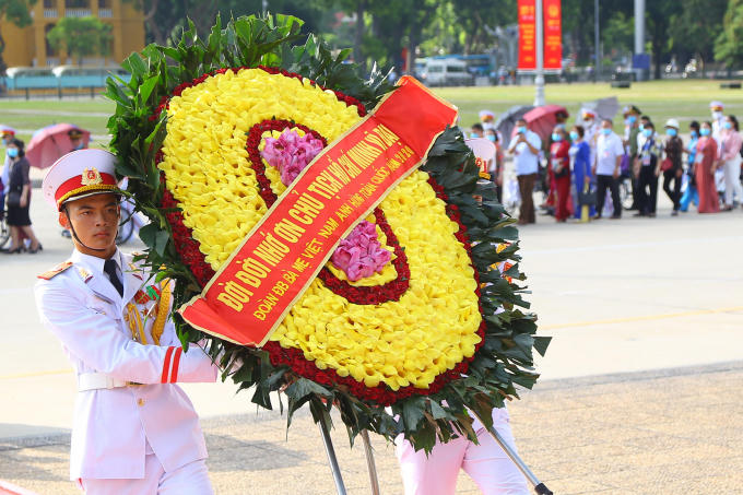 Vòng hoa của Đoàn mang dòng chữ: