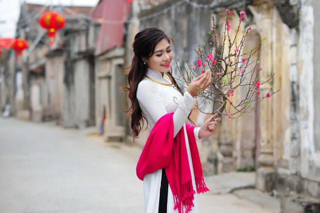 Hồ Ái Thơ là sinh viên năm 3, khoa Thanh nhạc, Đại học Văn hóa Nghệ thuật quân đội. Trong cuộc thi Hoa khôi sinh viên Hà Nội 2016, em đã giành ngôi vị cao nhất.