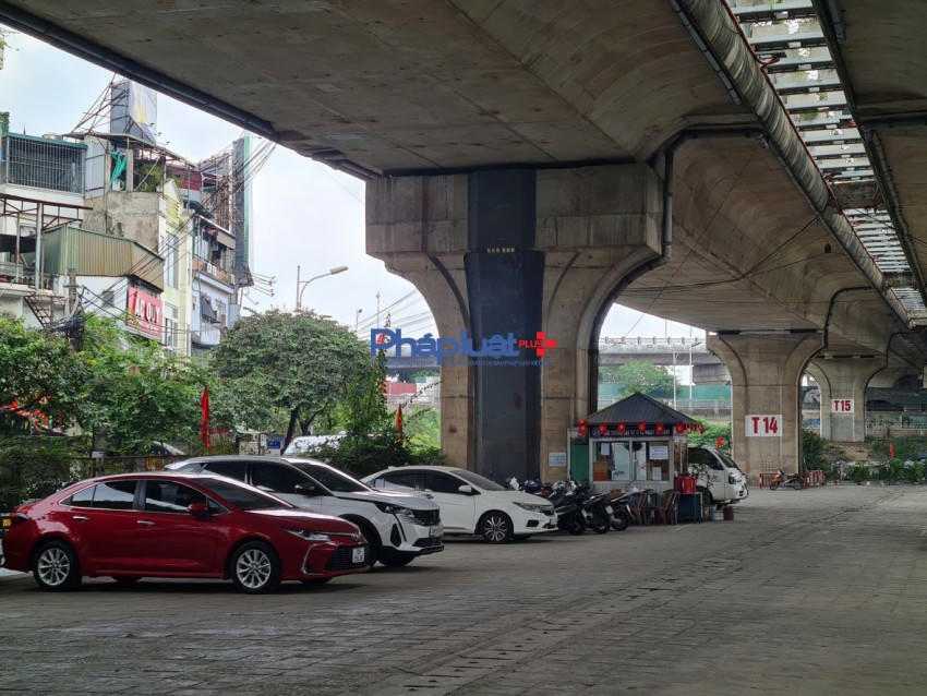 Lượng xe lớn được di dời, trả lại không gian cho khu vực gầm cầu vượt, tuy nhiên vẫn còn 1 số phương tiện chưa di dời, trong đó có một số ô tô và xe máy cũ.