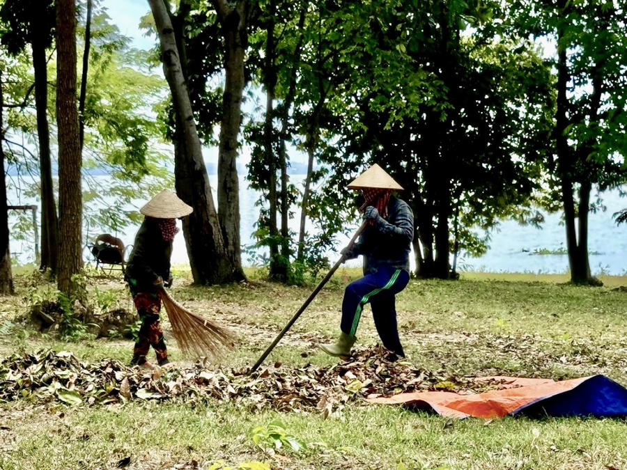 Người dân sống trên các đảo nhỏ quanh hồ Trị An gắn bó với thiên nhiên qua các công việc như trồng trọt, đánh bắt, chăn nuôi. Những nụ cười hiền hòa và lối sống chậm rãi của họ là điểm nhấn khiến bất kỳ ai ghé thăm đều cảm nhận được sự yên bình nơi đây.
