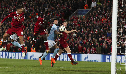 Mane ấn định chiến thắng đậm đà cho The Kop. Ảnh Reuters