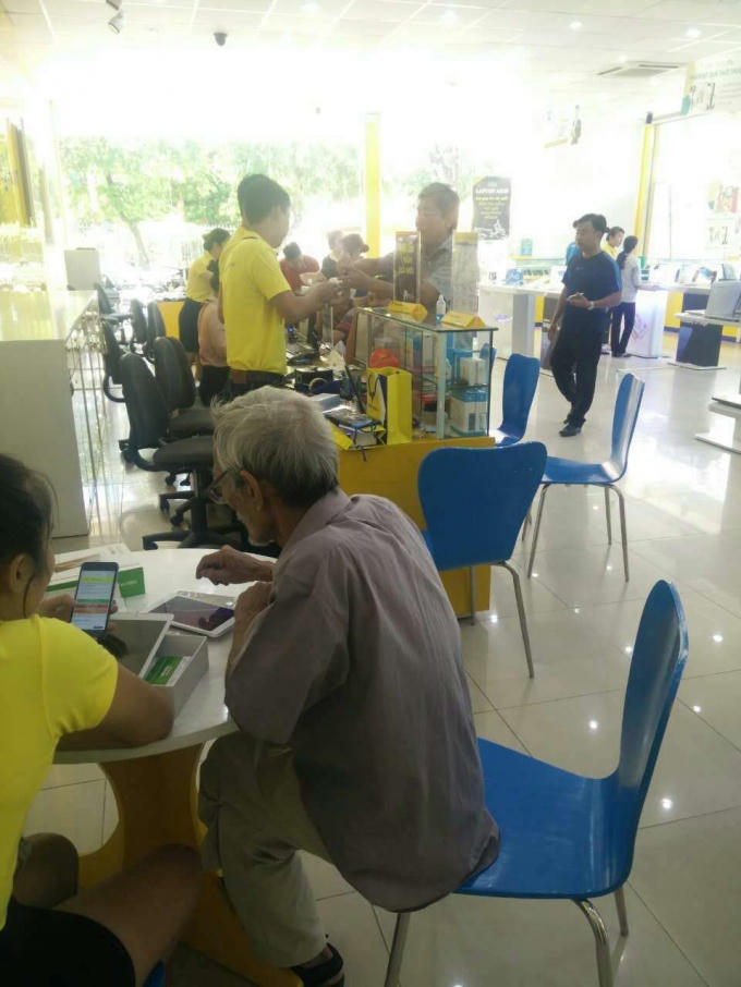 Khách hàng trải nghiệm máy ngay tại quầy.