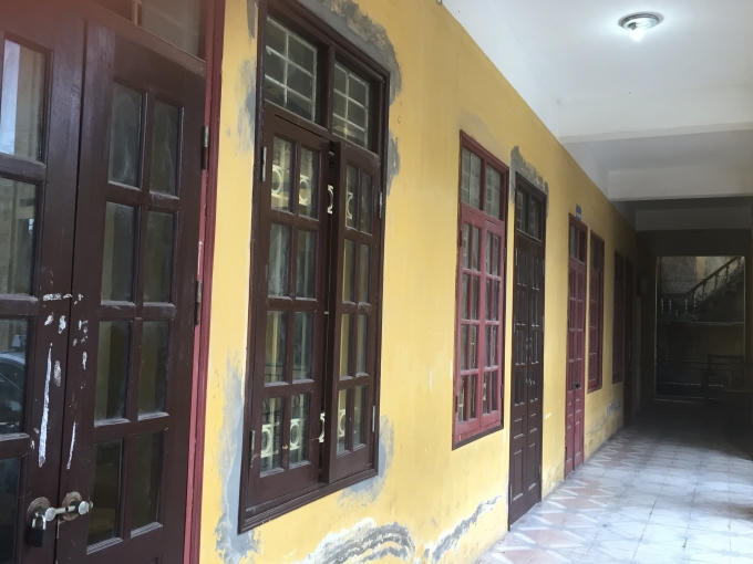 Tất cả lớp học đều cửa đóng then cài.