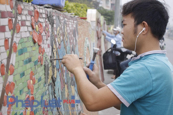 Những người thợ phải dùng đục để đục những mảng gốm đang bị bong. Ảnh: Như Trường.