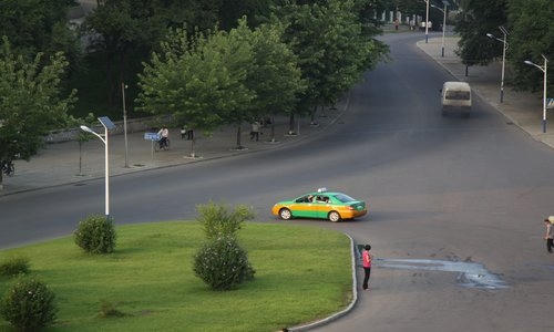 Trong xã hội Triều Tiên chỉ những người được thăng tiến hay là quan chức mới có thể mua được ô tô hoặc xe máy.