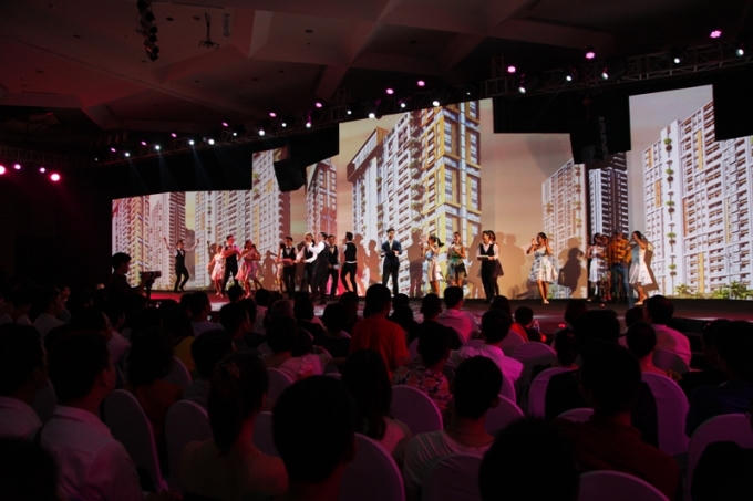 Nằm trong chuỗi Condotel của Siêu Tổ hợp Cocobay, gần nhất với khu đại nhà hàng lên tới 2.000 chỗ ngồi, sân khấu ngoài trời, nhạc nước..., nơi tập trung các hoạt động giải trí cốt lõi, Coco Skyline Resort tiêu chuẩn 4 sao gồm 02 tòa tháp cao 23 và 28 tầng.