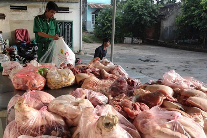 TS, thầy thuốc ưu tú Hoàng Đình Chân - Giám đốc Bệnh viện ung bướu Hưng Việt cho hay trong thực phẩm bẩn có vi khuẩn, vi sinh vật gây bệnh, độc tố nấm, độc tố vi khuẩn . Ảnh: Hà Hương