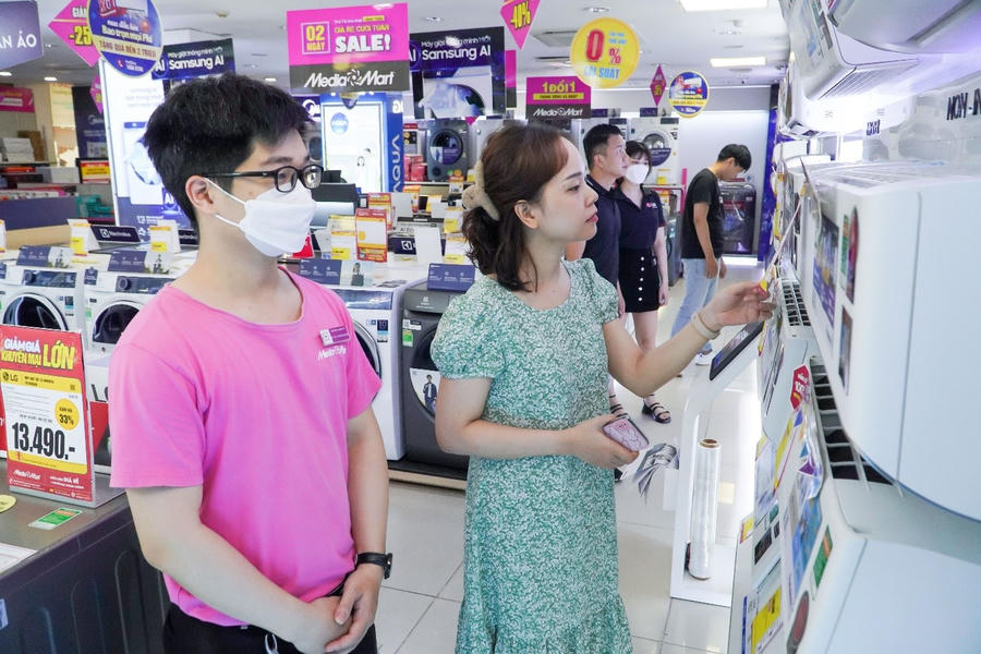 Nếu như năm 2021 & 2022 thị trường ảm đạm do đại dịch Covid 19 thì bước sang năm 2023 thị trường bán lẻ Việt Nam lại đối diện với thách thức mới khi làn sóng suy thoái kinh tế toàn cầu đổ ập. Theo đó, lợi nhuận của các doanh nghiệp trong ngành chịu áp lực nặng nề khi người dân đều “thắt chặt chi tiêu” hơn. Theo số liệu từ Tổng cục Thống kê, tiêu dùng cuối cùng nửa đầu năm 2023 chỉ tăng 2,7% so với cùng kỳ năm trước. Hơn nữa, mức độ cạnh tranh của các nhà bán lẻ diễn ra mạnh mẽ và liên tục trong nửa đầu năm 2023 càng siết chặt đáng kể tỷ suất lợi nhuận của các nhà bán lẻ.