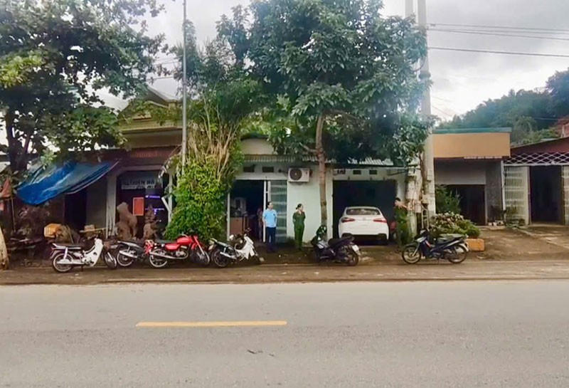 Công an Điện Biên khám xét khẩn cấp chỗ ở của Nguyễn Mạnh Tuân. Ảnh: C.A Điện Biên