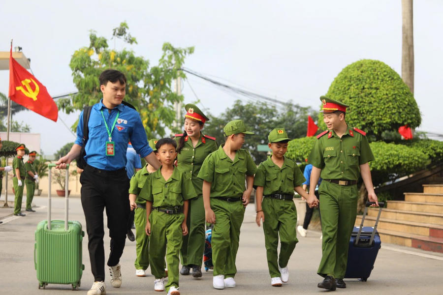 Các điều phối viên đón các "chiến sĩ nhí".