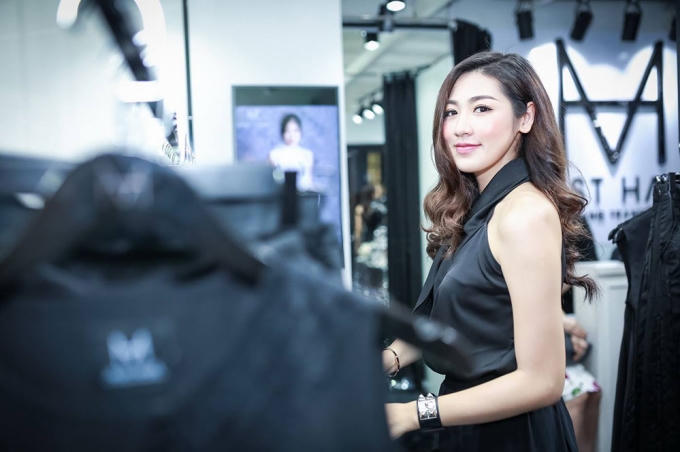 Được biết NTK Trang Trang Trần là một người em khá thân thiết đối với á hậu Tú Anh, Trang Trang Trần cũng là người thường giúp Tú Anh có những bộ đồ đẹp và nổi bật tại những sự kiện thời trang quan trong.