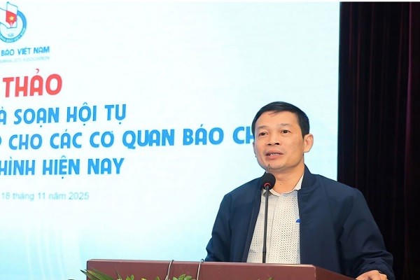Nhà báo, TS. Nguyễn Tri Thức - Ủy viên Ban biên tập, Giám đốc Trung tâm chuyên đề và truyền thông phát hành Tạp chí Cộng sản phát biểu tại hội thảo.