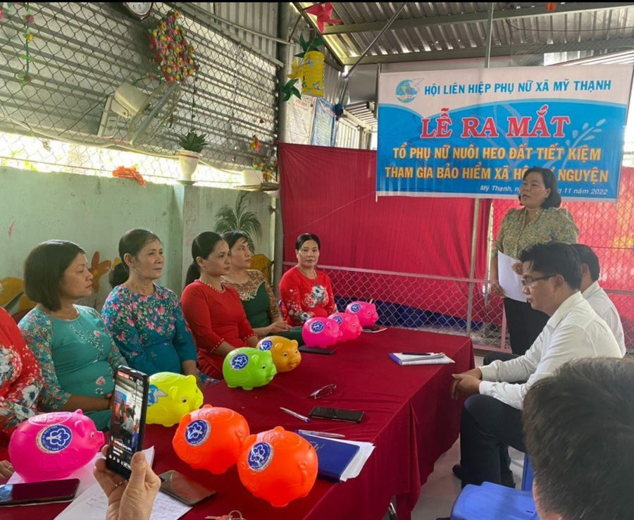 Các hội viên phụ nữ phấn khởi tham gia “Nuôi heo đất tiết kiệm tham gia BHXH tự nguyện” tại tỉnh Long An.