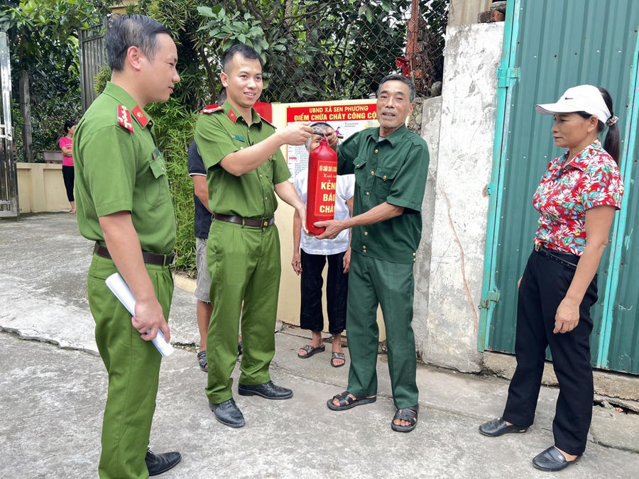 Các chiến sĩ trao lại cho người dân.