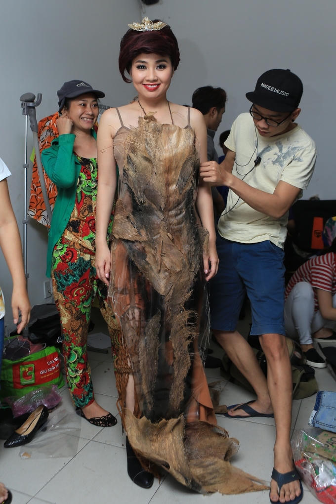 Vở hài kịch Cướp bắt, bắt cướp là câu chuyện nói về nhân vật Sáu Thẹo (Minh Nhí) vừa ra tù đã chiêu mộ đám đàn em đến xóm nhỏ của ông Tư (Trung Dân), bà Ba (Thụy Mười) để bảo kê và đưa ra hàng trăm điều lệ “luật rừng” bắt bà con nơi đây phải tuân theo.