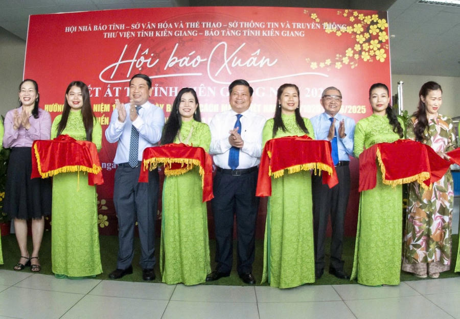 Lãnh đạo tỉnh Kiên Giang và các cơ quan báo chí thực hiện nghi thức căt băng khai mạc Hội bắn xuân Ất Tỵ Kiên Giang 2025