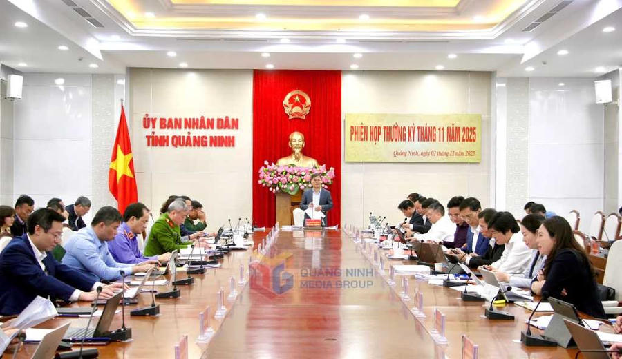 Chủ tịch UBND tỉnh Quảng Ninh Bùi Văn Khắng phát biểu tại phiên họp thường kỳ tháng 11/2025
