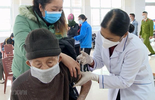Tiêm vaccine phòng COVID-19 cho người già tại Trung tâm Y tế thành phố Móng Cái, Quảng Ninh. (Ảnh: TTXVN phát)
