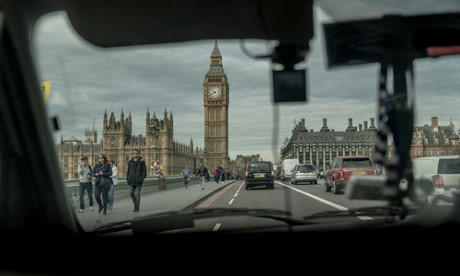 Số tài xê của Uber hiện gần gấp đôi tài xế taxi ở London. Ảnh:NYT