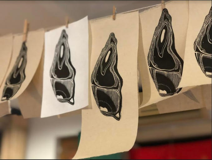 N&eacute;t kiến tr&uacute;c &Aacute; Đ&ocirc;ng v&agrave; thực thể huyền b&iacute; nơi biển s&acirc;u qua triển l&atilde;m Vảy l Mực