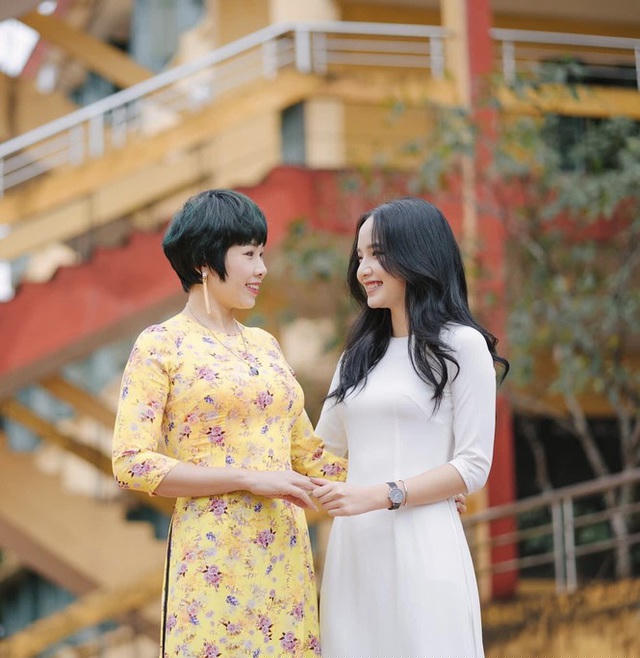 Bảo Ngọc chụp ảnh cùng mẹ trong Lễ Trưởng thành.