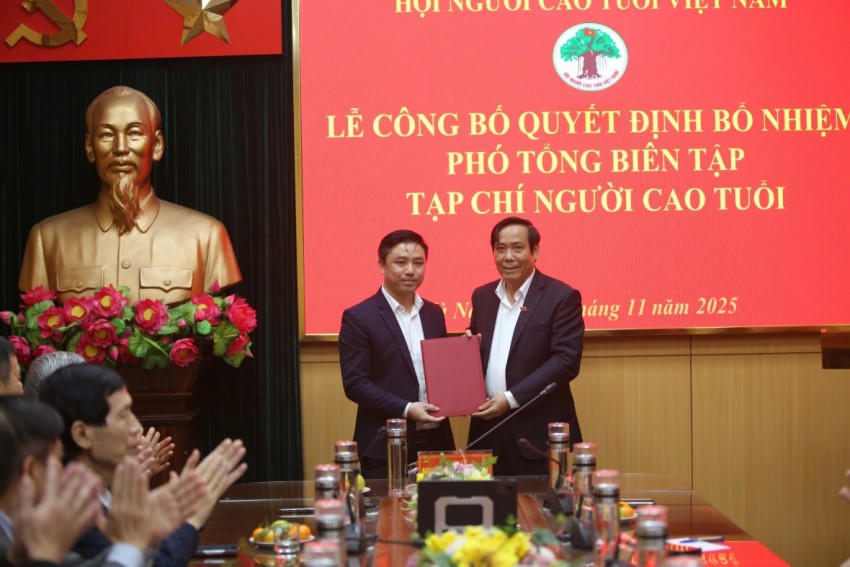 Bổ nhiệm Nhà báo Lê Đình Vũ (Bên trái) giữ chức vụ Phó Tổng Biên tập Tạp chí Người cao tuổi.
