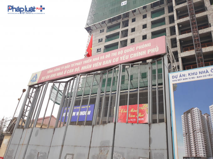 Cổng dự án tại đường Khuất Duy Tiến.