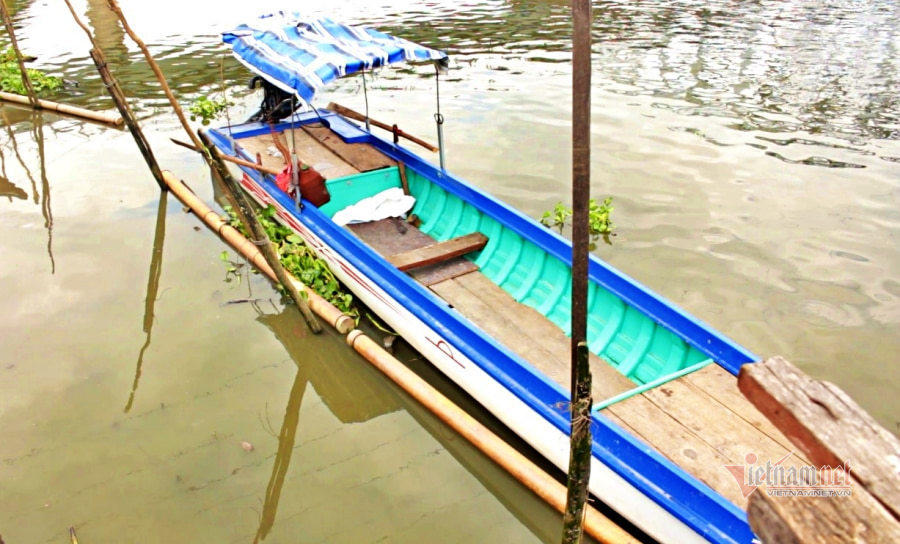 Chiếc xuồng máy vừa là phương tiện mưu sinh vừa là vật dụng trục vớt xác người tử vong trên sông của ông Chúc.