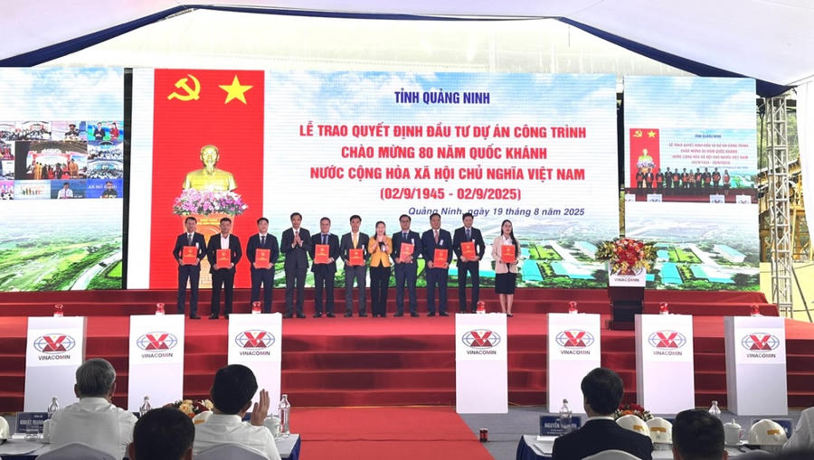 Lãnh đạo tỉnh Quảng Ninh trao quyết định đầu tư cho các dự án, công trình. Ảnh: Quỳnh Nga