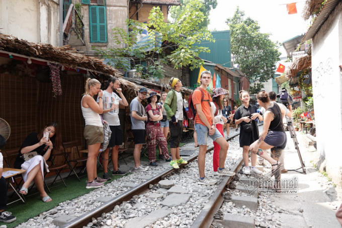 Nhưng khi vắng bóng lực lượng chức năng, vi phạm ATGT đường sắt lại tái diễn.