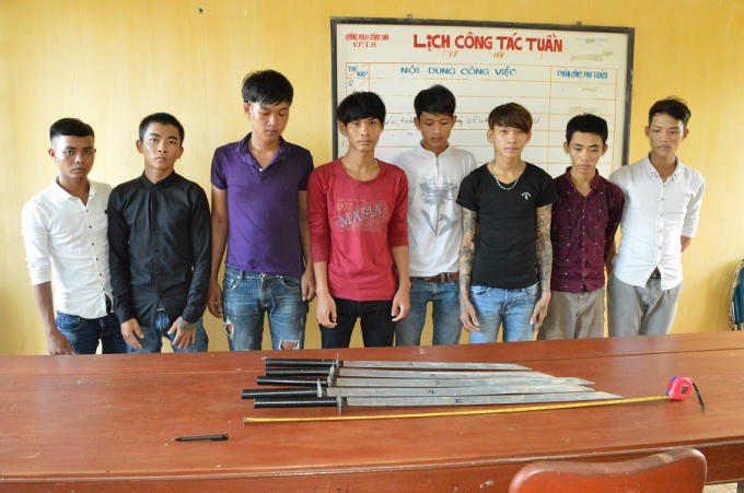 8 đối tượng bị bắt giữ và hung khí được công an thu giữ. Ảnh: CAQN.