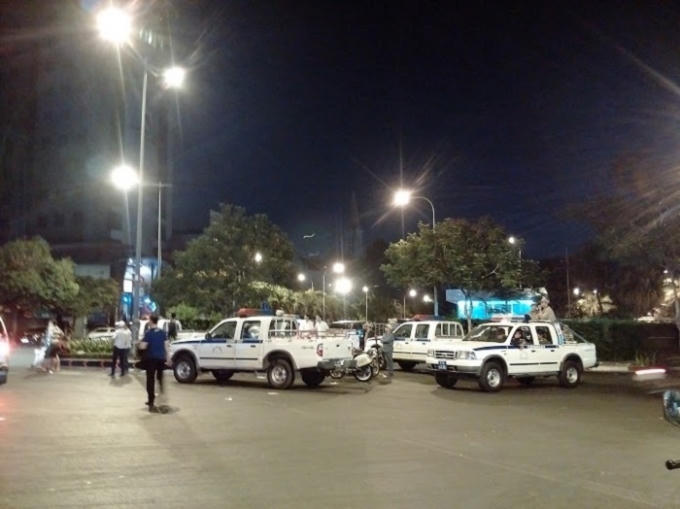 Rất nhiều công an và xe đặc chủng được điều đến để tiến hành kiểm tra hành chính Bar 212 Nguyễn Trãi.