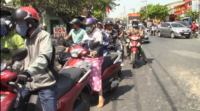 Giao thông qua khu vực gặp nhiều khó khăn (Ảnh: Hà Bắc)