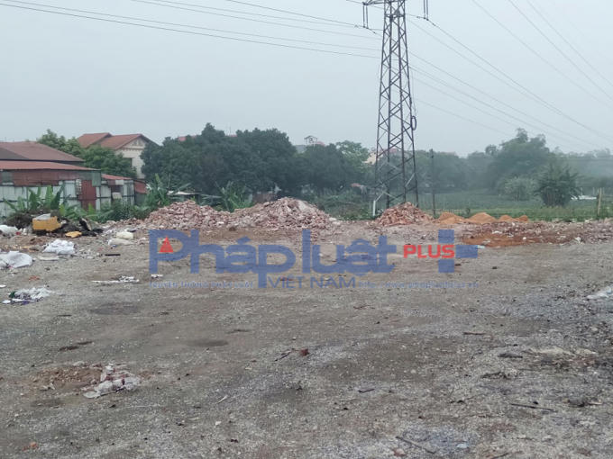 Yên Thường, Gia Lâm: Xe tải chở hàng trăm tấn phế thải xây dựng ngang nhiên đổ xuống mương, xuống ruộng