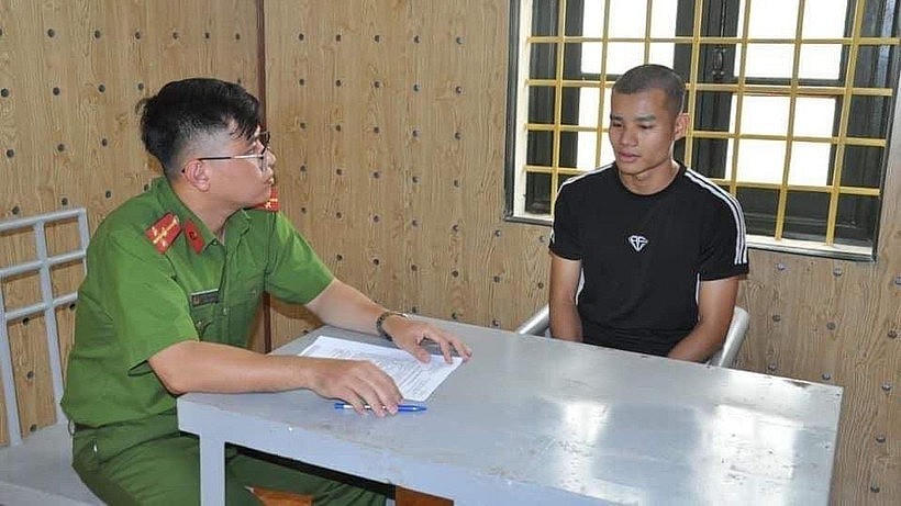 Phạm Đức Hải tại cơ quan công an.