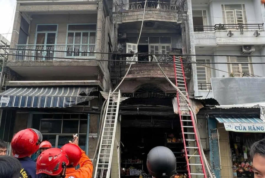 Hiện trường vụ cháy căn nhà 3 tầng. Ảnh: Xuân Ngọc
						
					
				
			
			
						Hiện trường vụ cháy căn nhà 3 tầng. Ảnh: Xuân Ngọc