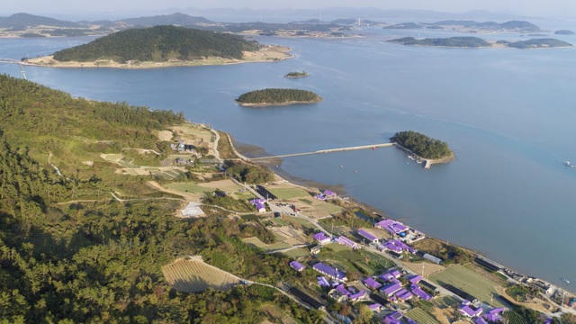 Lượng khách du lịch đến đây ngày càng lớn.