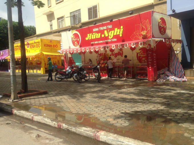 Các ki ốt bánh trung thu "chiếm giữ" vị trí đắc địa ngay sát đường Lê Đức Thọ.