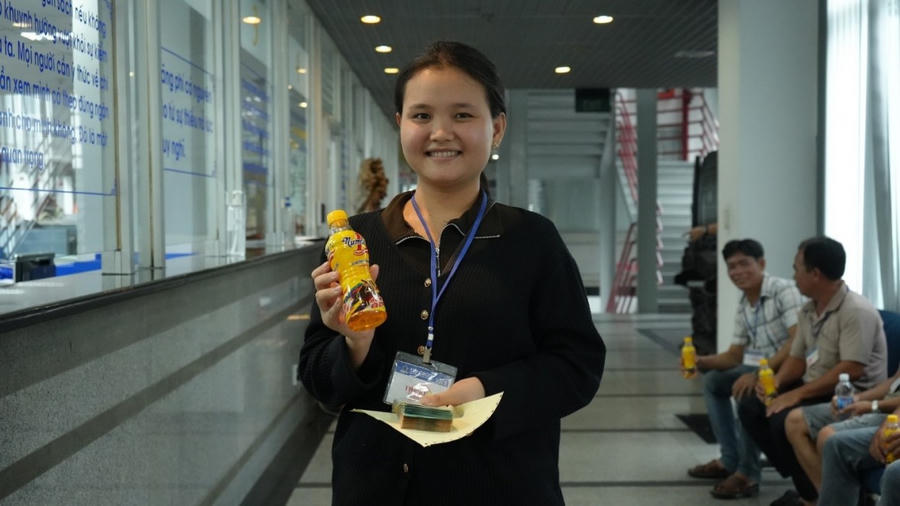 Niềm vui của chị Trang khi cầm 50 triệu tiền mặt trên tay nhờ uống Number 1.