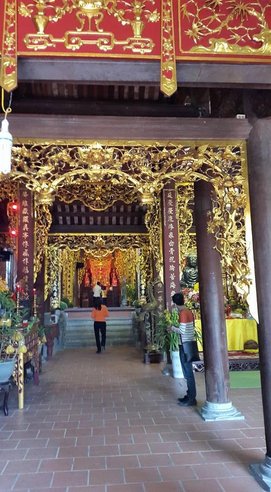 Hoành phi câu đối tại Chùa Thành được sơn son, thếp vàng. (ảnh: MInh Long).