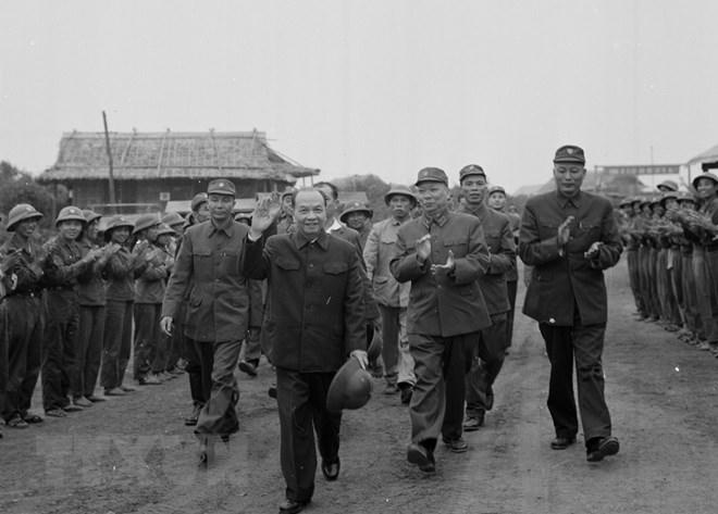 Tổng bí thư Trường Chinh chúc Tết bộ đội Trường Sơn, Xuân Giáp Dần 1974.